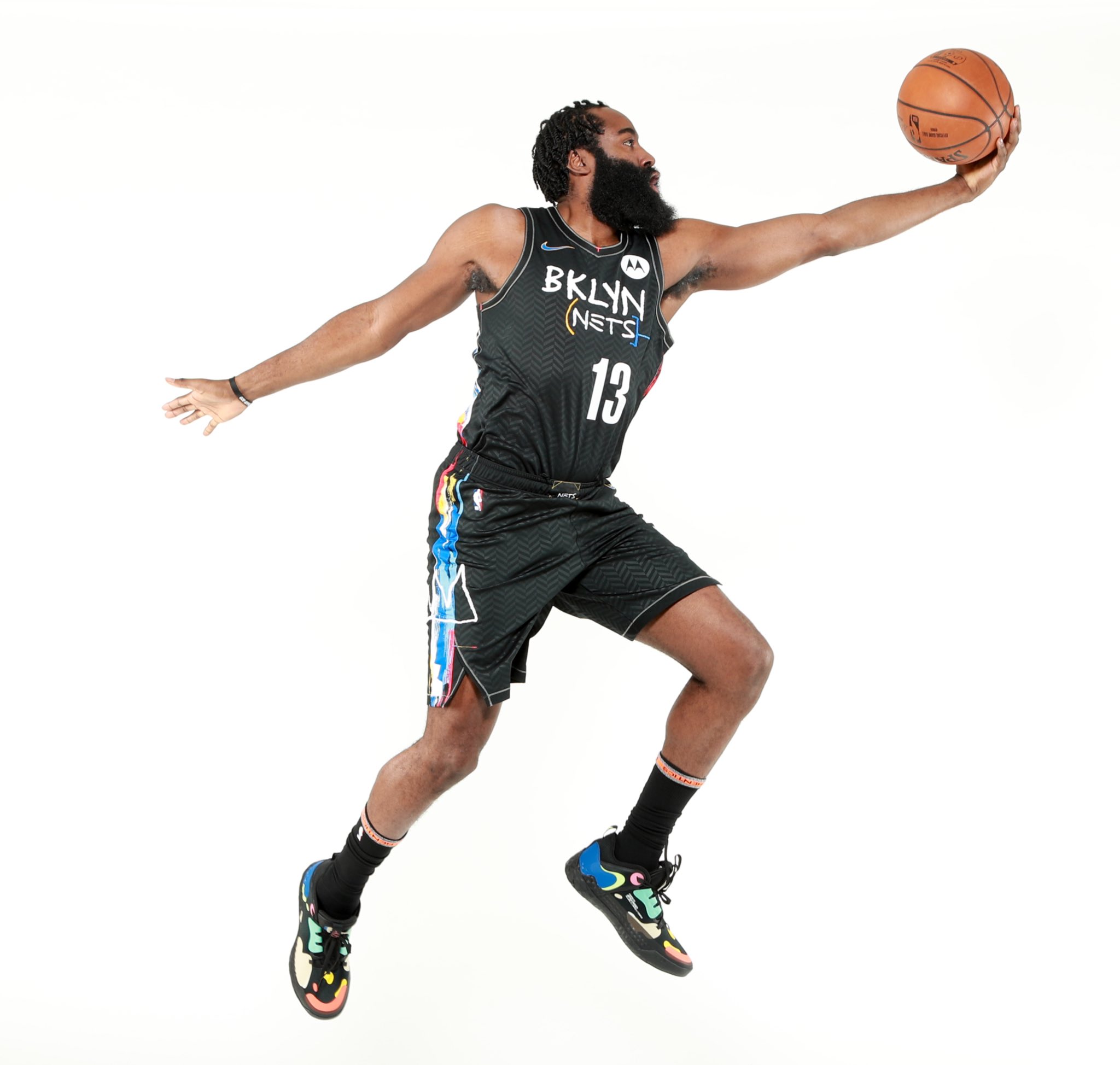 状态良好！湖人虽落败，但是詹姆斯三项数据全场最佳（湖人惜败，詹姆斯三项数据领跑全场）