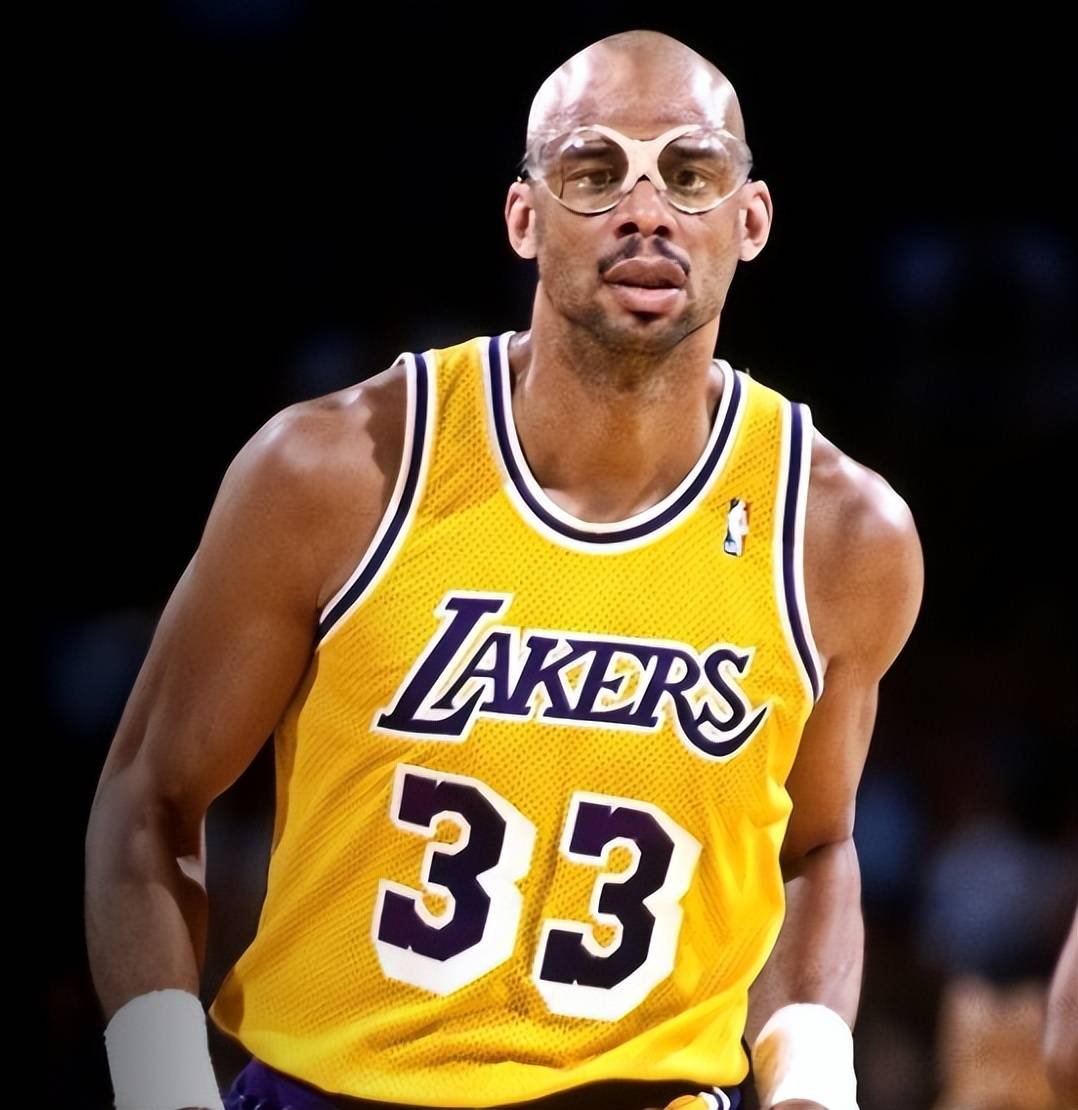 康宁汉姆末节被连续面断3次，全场贡献29分8助攻8失误（康宁汉姆末节遭连抢三次，全场29分8助攻外加8次失误）