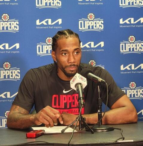 德布劳内精准助攻 主导比赛节奏（德布劳内送出妙传 掌控全场节奏）