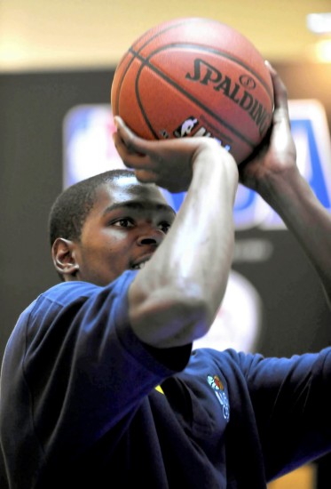 法国客战阿塞拜疆：埃基蒂克、恩昆库首发，舍瓦利耶出战（法国客场对阵阿塞拜疆：埃基蒂克、恩昆库先发，舍瓦利耶登场）