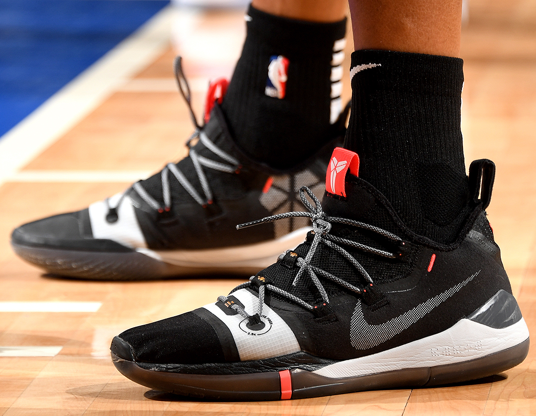 湖人浓眉哥篮下统治球队获胜（浓眉篮下称霸助湖人取胜）